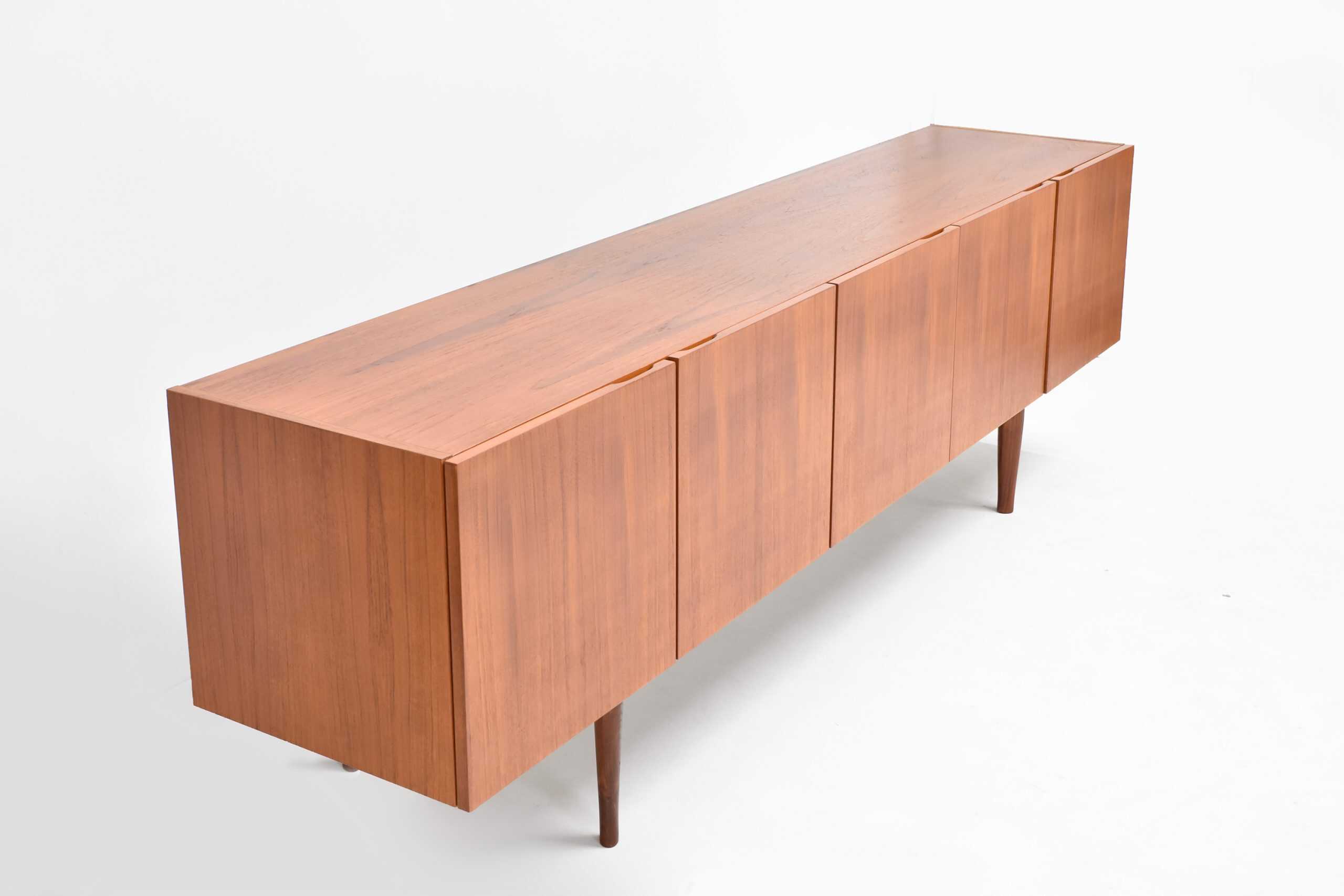 Enfilade scandinave vintage restaurée en teck, meuble de rangement élégant et fonctionnel, parfait pour un intérieur rétro ou contemporain.