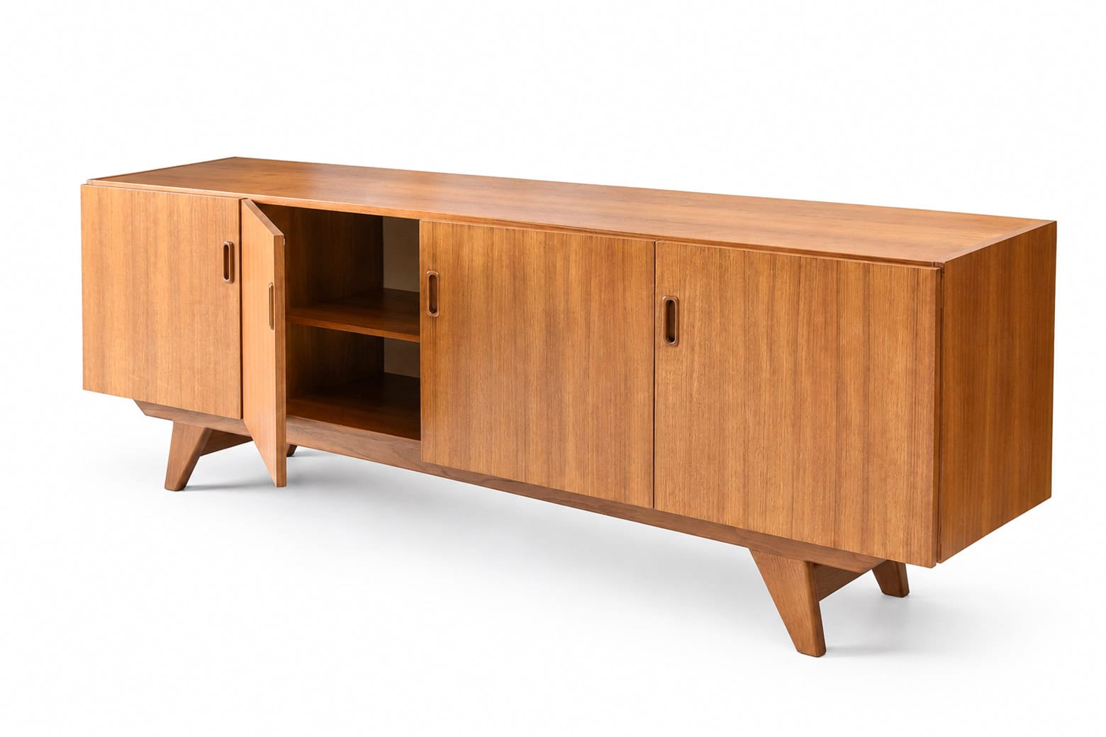 Enfilade scandinave vintage en teck avec portes coulissantes et étagères, style mid-century modern, meuble de rangement élégant.