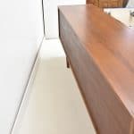 Enfilade scandinave vintage restaurée en teck, mobilier en bois massif au style rétro, parfait pour une décoration intérieure élégante et chaleureuse.