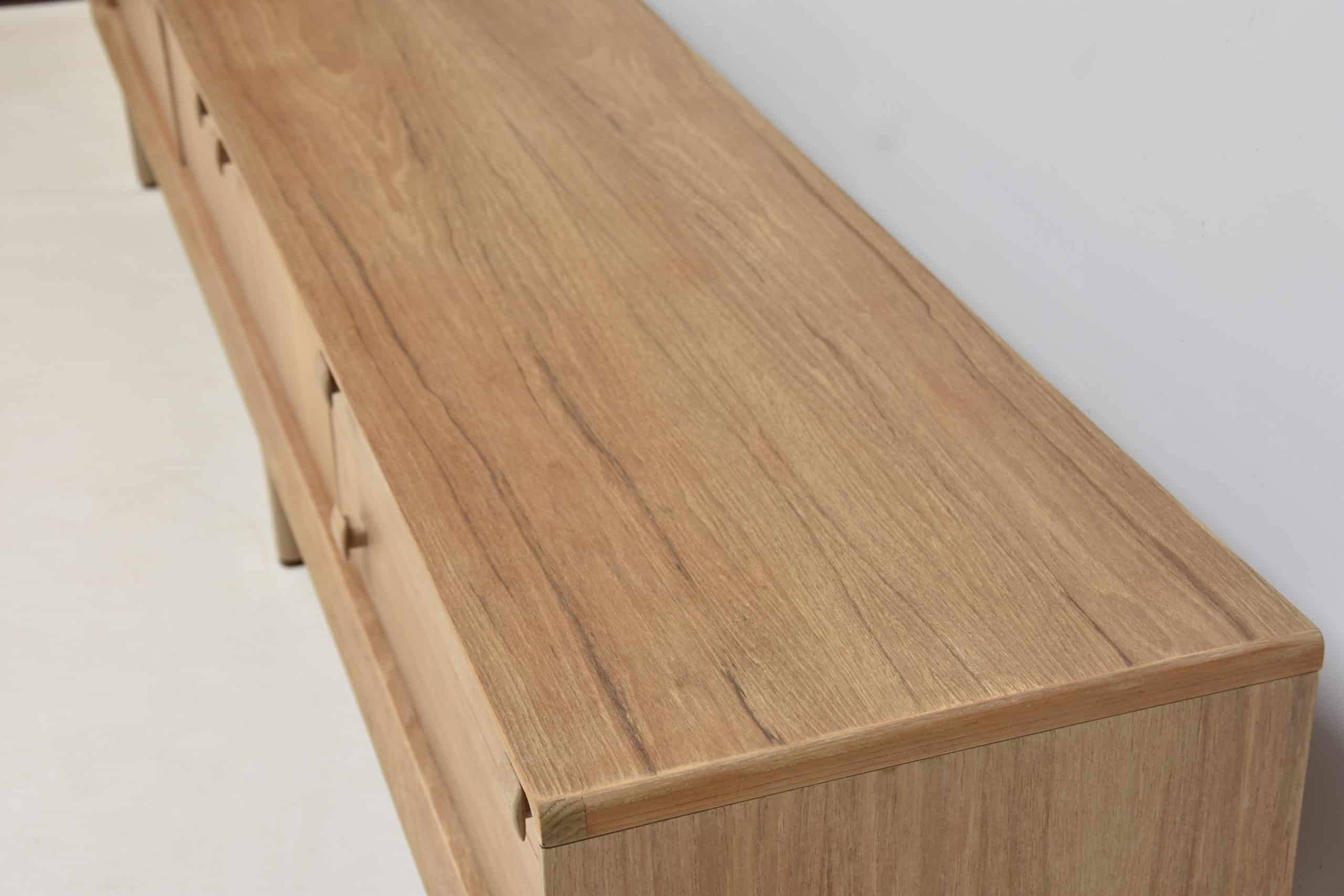 Enfilade vintage scandinave en teck restaurée, design épuré et bois naturel, idéale pour un intérieur rétro ou moderne.