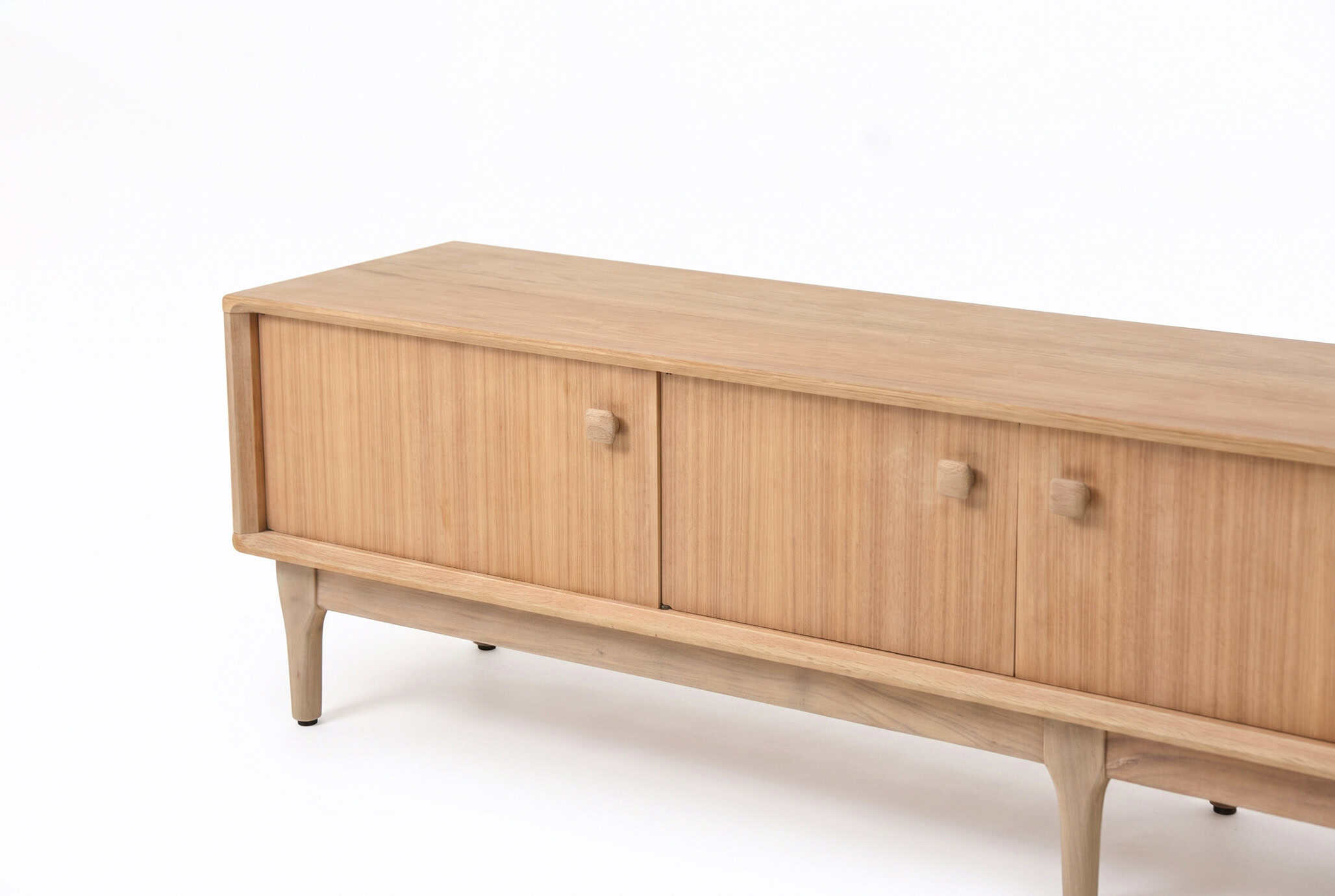 Enfilade vintage en teck naturel avec design épuré et pieds en bois clair, idéale pour un intérieur moderne ou scandinave.