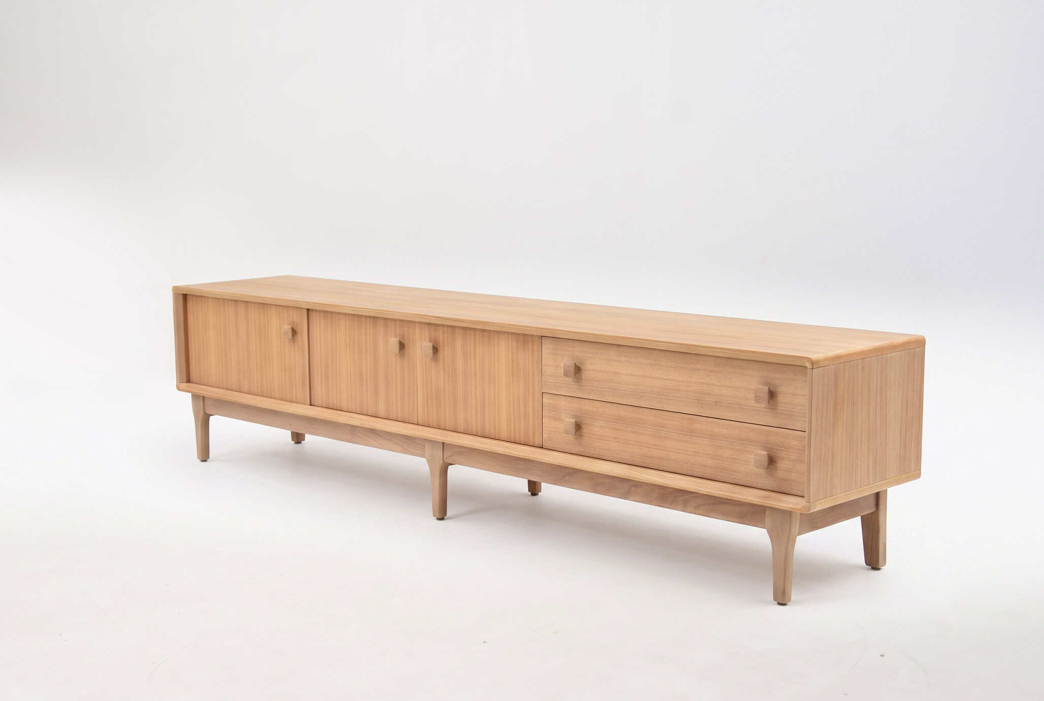 Enfilade vintage en teck naturel, meuble de rangement élégant et minimaliste, parfait pour un intérieur scandinave ou contemporain.