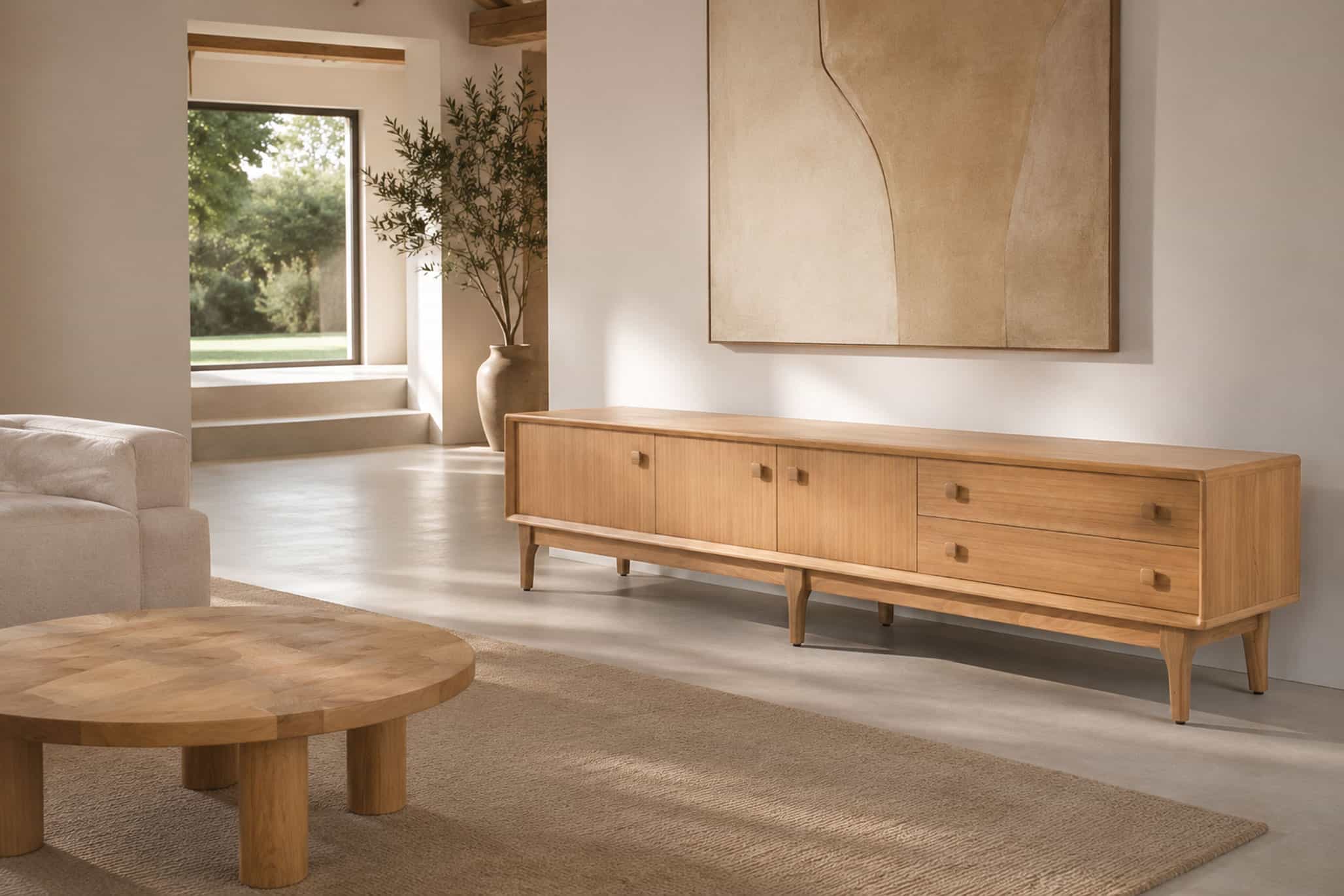 Enfilade vintage en teck naturel dans un intérieur moderne, mobilier élégant et épuré, ambiance chaleureuse et lumineuse, design scandinave.