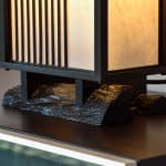 pied de lampe japonaise travaillé à la gouge dans de l'ébène massif