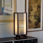 lampe à poser japonaise sur un buffet minimaliste pour un intérieur haut de gamme et design