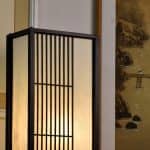 assemblages shoji sur une lampe traditionnelle en ébène