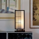 lampe contemporaines à pauser avec du bois d'ébène et du papaier washi dans un intérieur chic