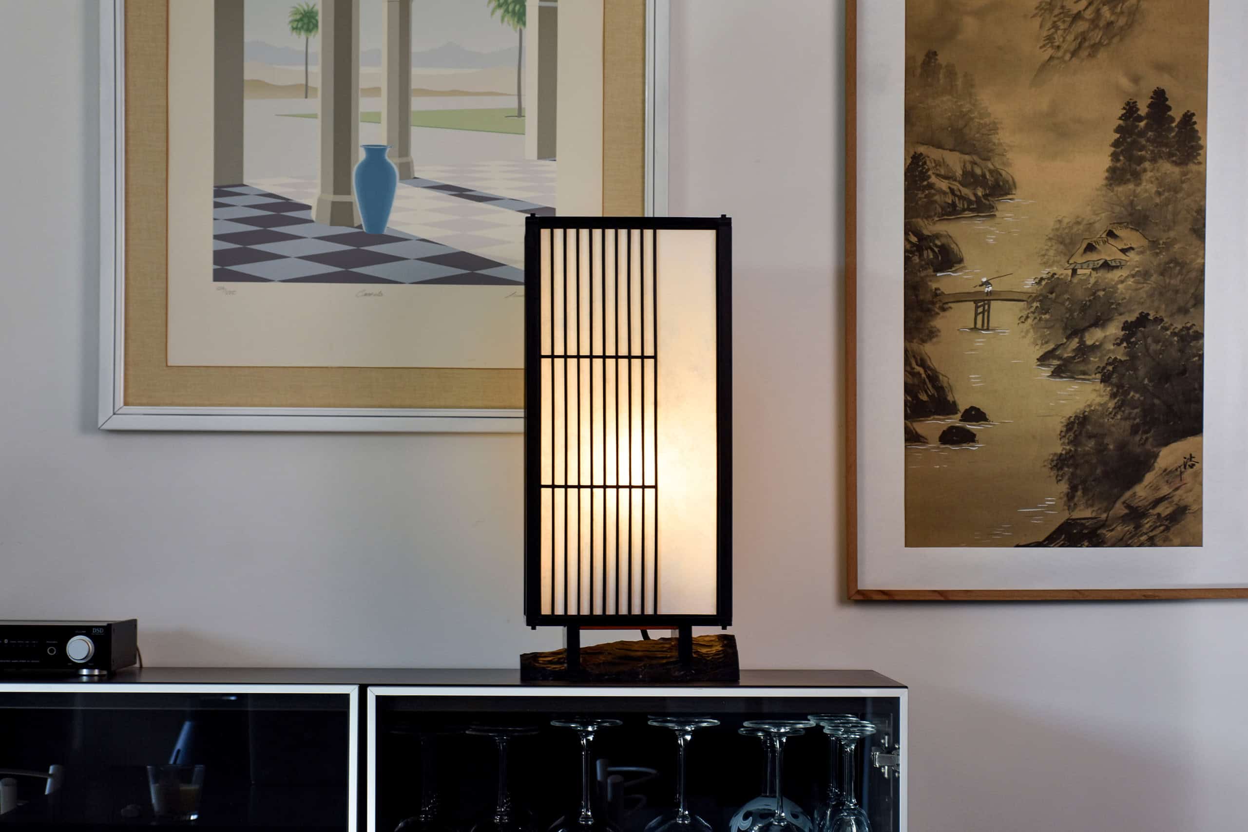 lampe contemporaines à pauser avec du bois d'ébène et du papaier washi dans un intérieur chic
