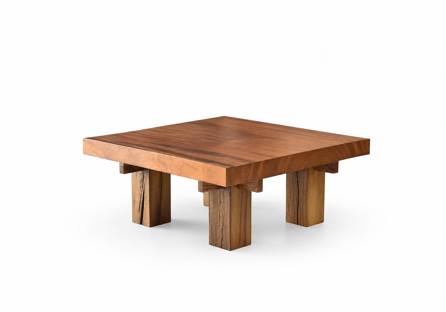 Table basse CENT-SIX en bois naturel avec design robuste et moderne, idéale pour un salon contemporain.