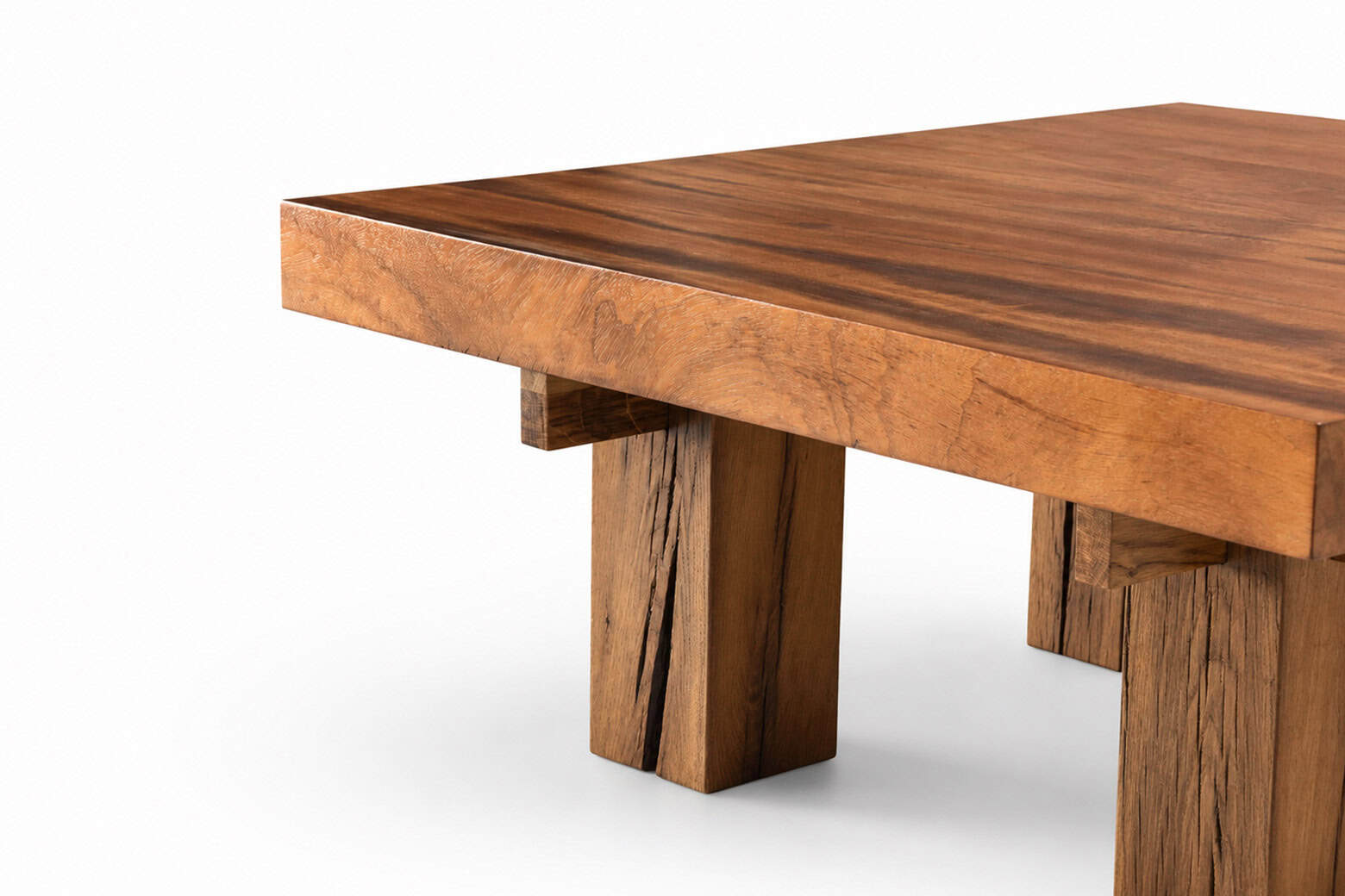 Table basse CENT-SIX en bois massif avec finition naturelle, design épuré, idéale pour un salon moderne ou traditionnel.