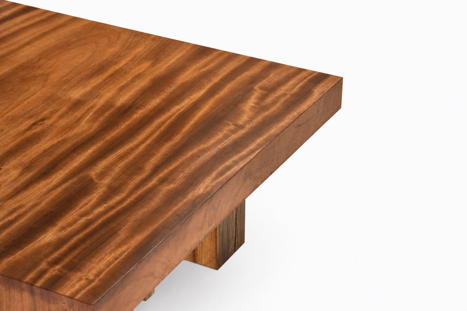 Table basse CENT-SIX en bois massif avec finition lisse et élégante, conçue par Thomas Coup La Fronde, idéale pour un intérieur moderne ou traditionnel.