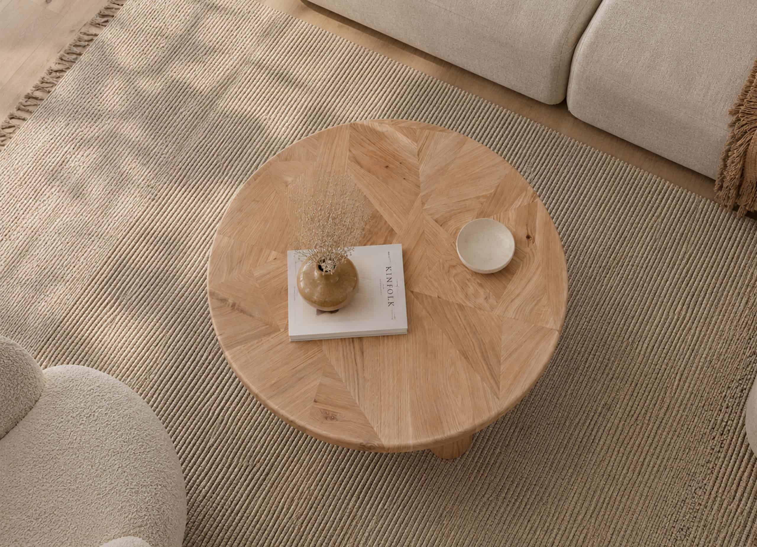 Basse table en bois clair avec décoration minimaliste, idéale pour un intérieur contemporain.