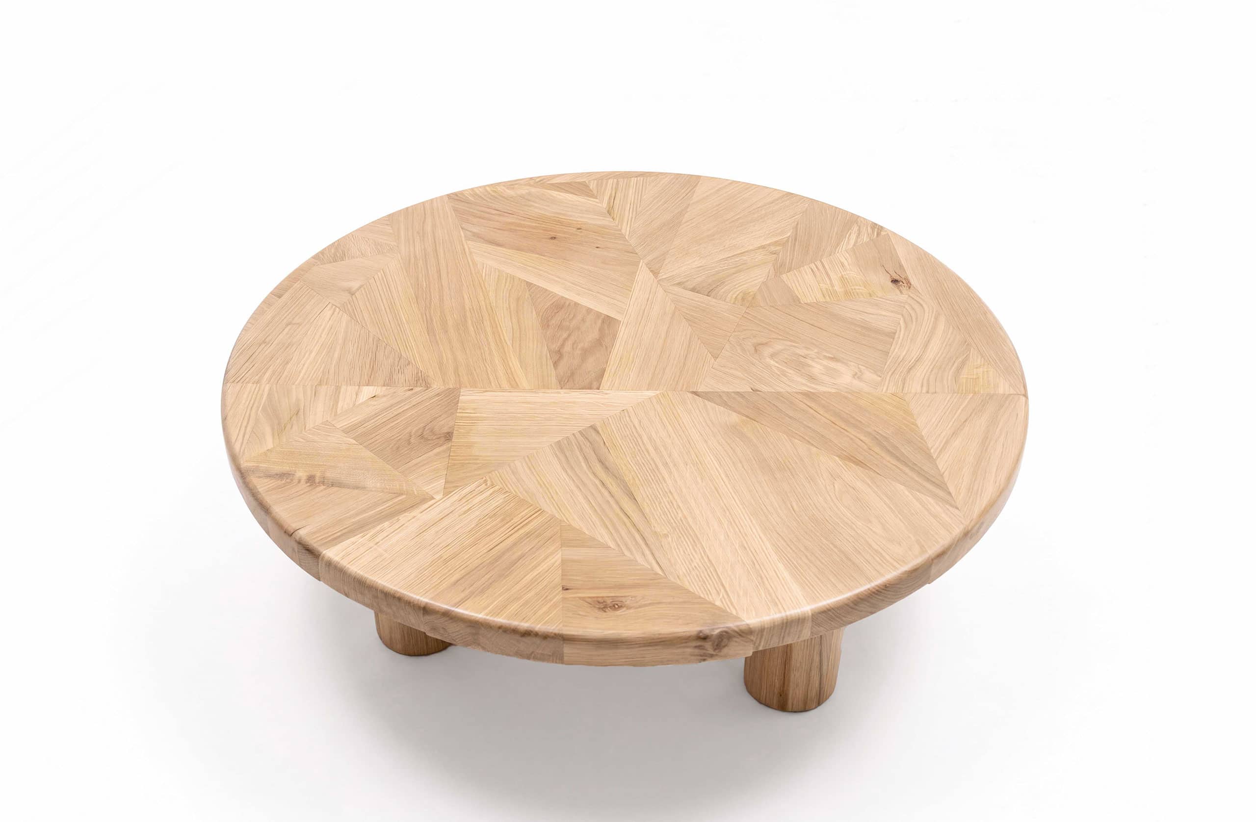 Petite table basse ronde en bois naturel, design épuré et moderne, idéale pour salon ou espace de détente, fabriquée à partir de bois de haute qualité.
