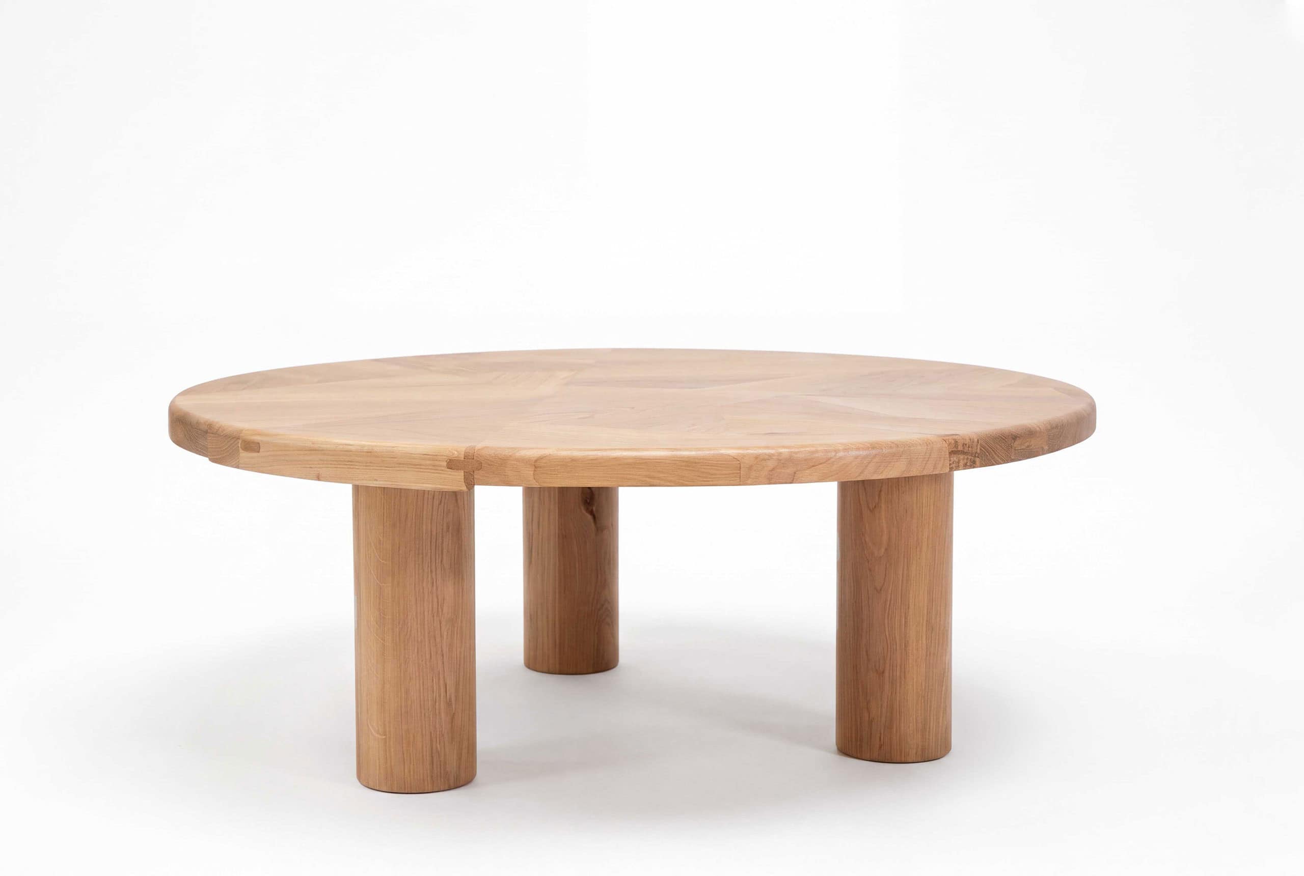 Table basse en bois massif avec un design épuré, idéale pour un salon moderne ou rustique, mettant en valeur la beauté naturelle du bois.