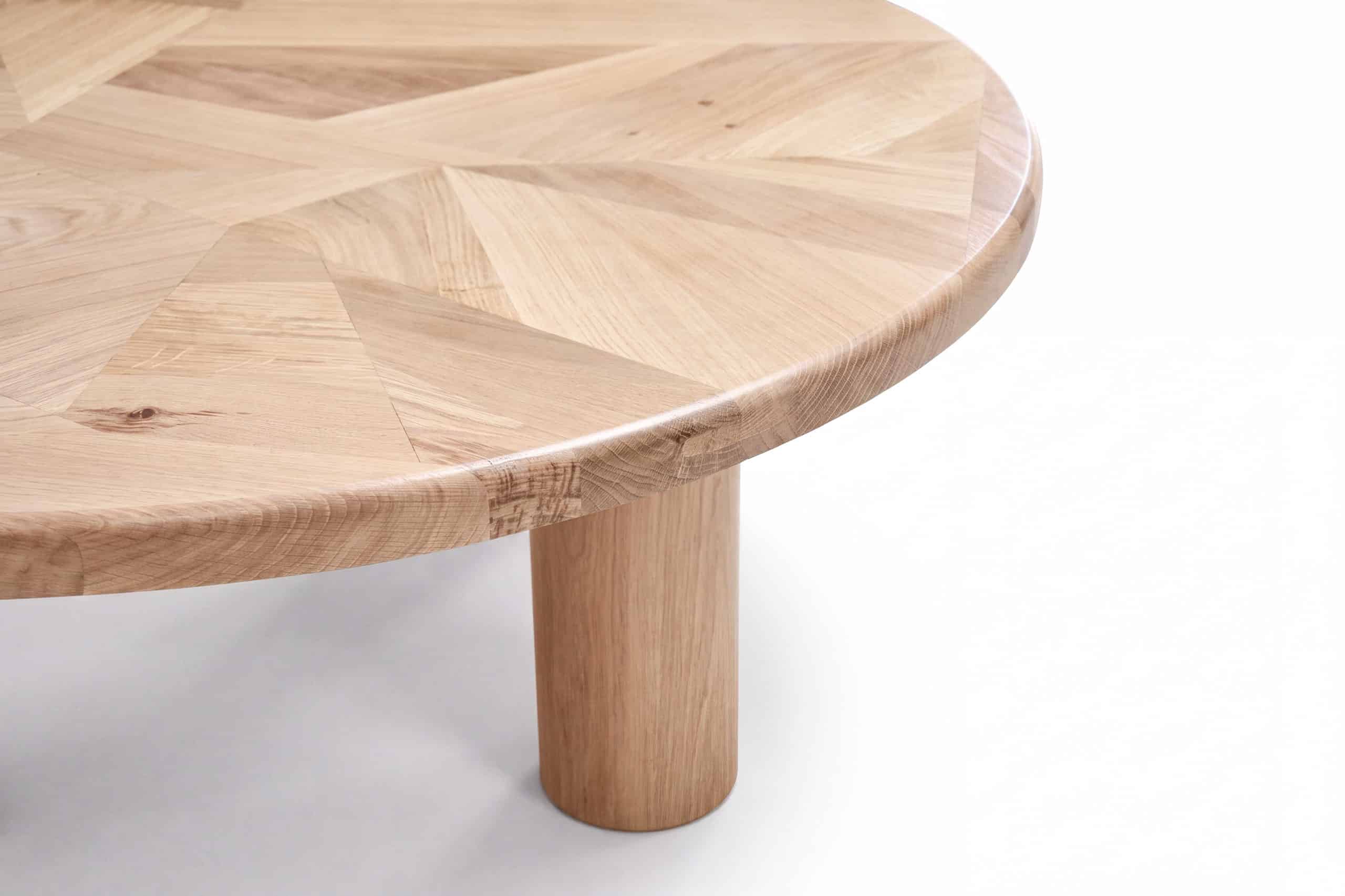 Table en bois massif avec motif géométrique, idéale pour décoration intérieure moderne et élégante. Conçue par Thomas Coup La Fronde, cette pièce allie artisanat et style contemporain.