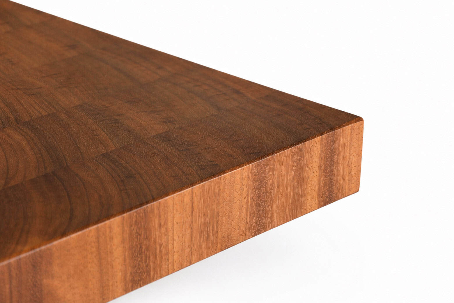 Détail d'une table basse ECHO en bois massif avec finition naturelle, mettant en valeur la texture et la couleur chaleureuse du bois.