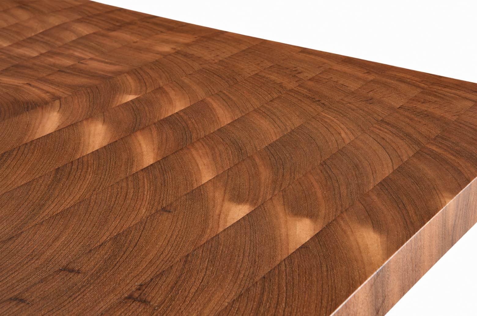 Surface en bois massif avec finition lisse et détails de grain naturel, idéale pour une table basse moderne et élégante.