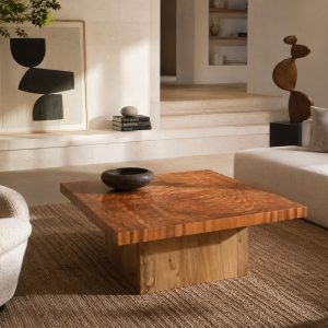 Table basse ECHO en bois massif dans un salon moderne avec décoration minimaliste et lumière naturelle.