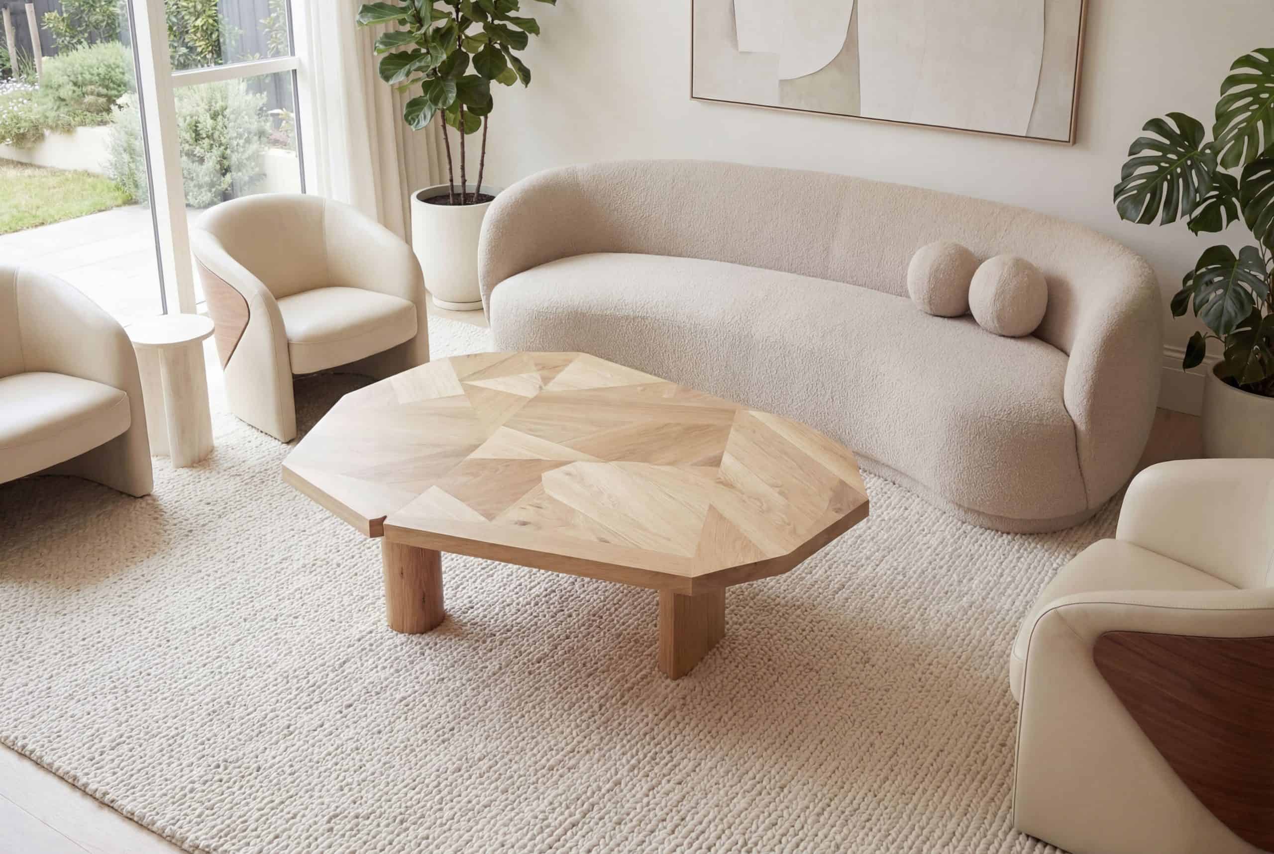 Table basse RED-P1 en bois naturel avec design géométrique, idéale pour décorer un salon moderne et chaleureux.