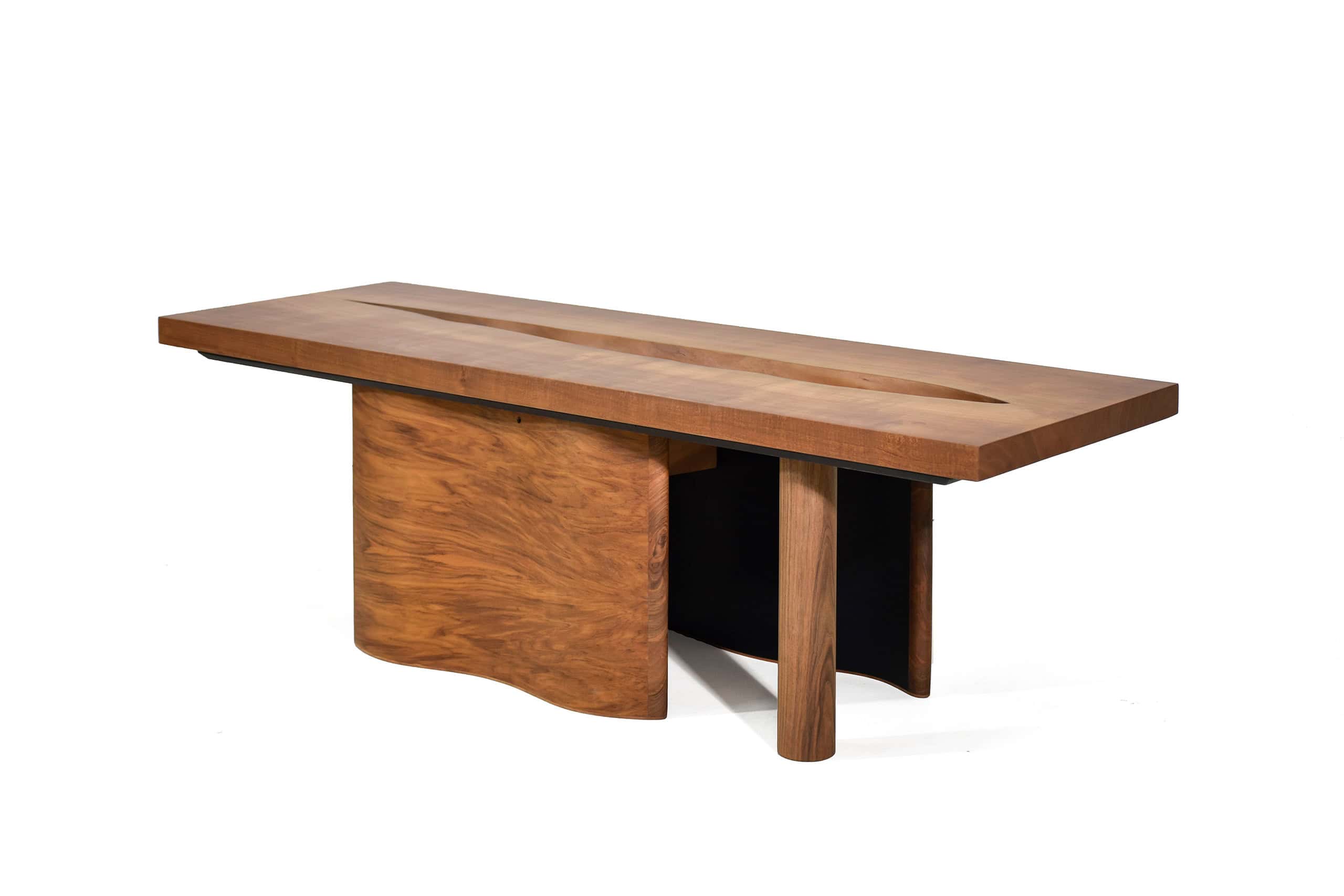 Table en bois massif avec design contemporain, idéale pour salle à manger ou bureau, mettant en valeur le savoir-faire artisanal et la beauté naturelle du bois.