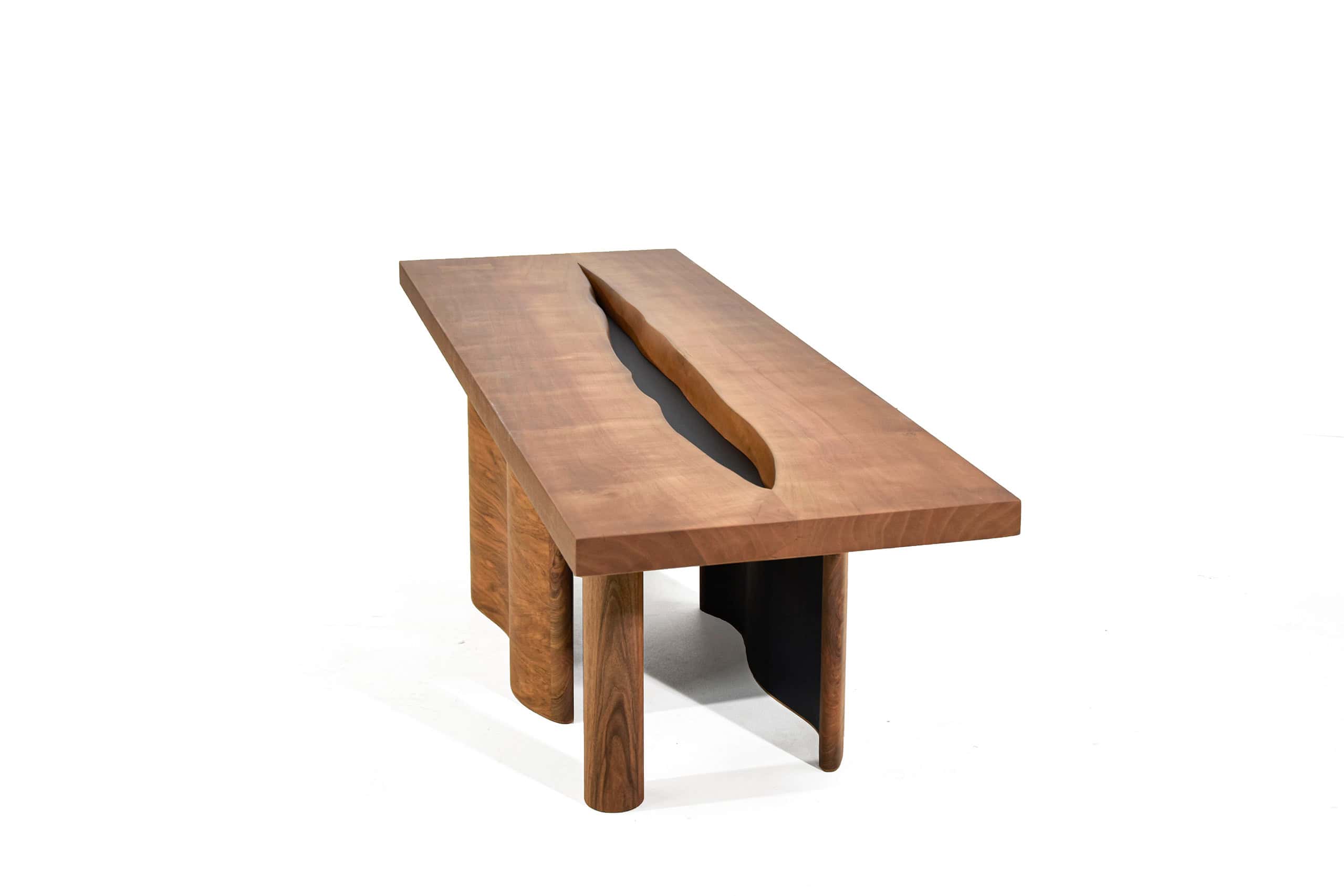 Table en bois massif avec fente centrale artistique et design contemporain.