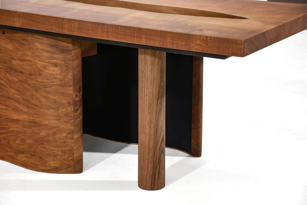 Une table en bois naturel, élégante et robuste, idéale pour une décoration intérieure contemporaine ou classique.