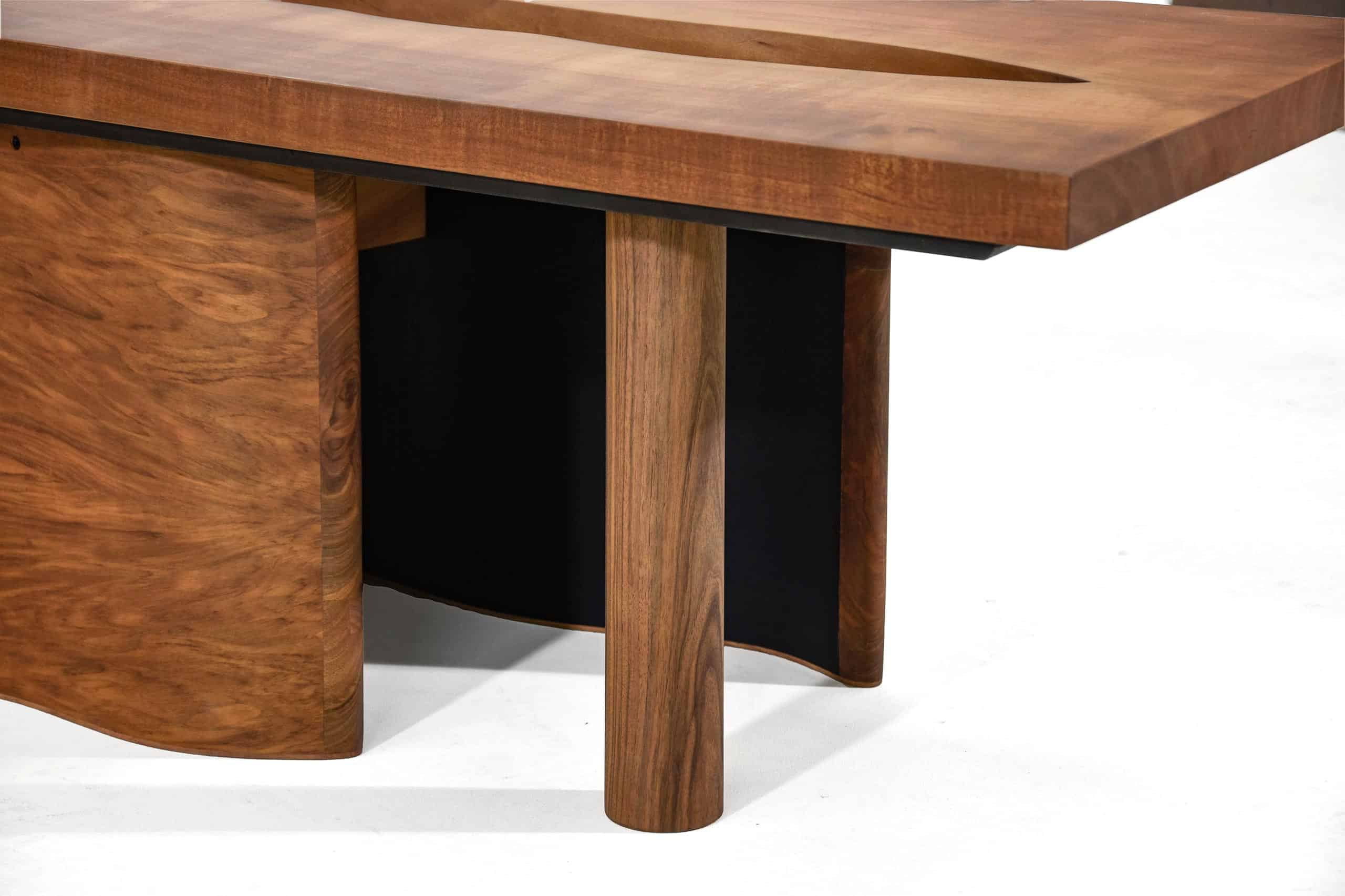 Une table en bois naturel, élégante et robuste, idéale pour une décoration intérieure contemporaine ou classique.