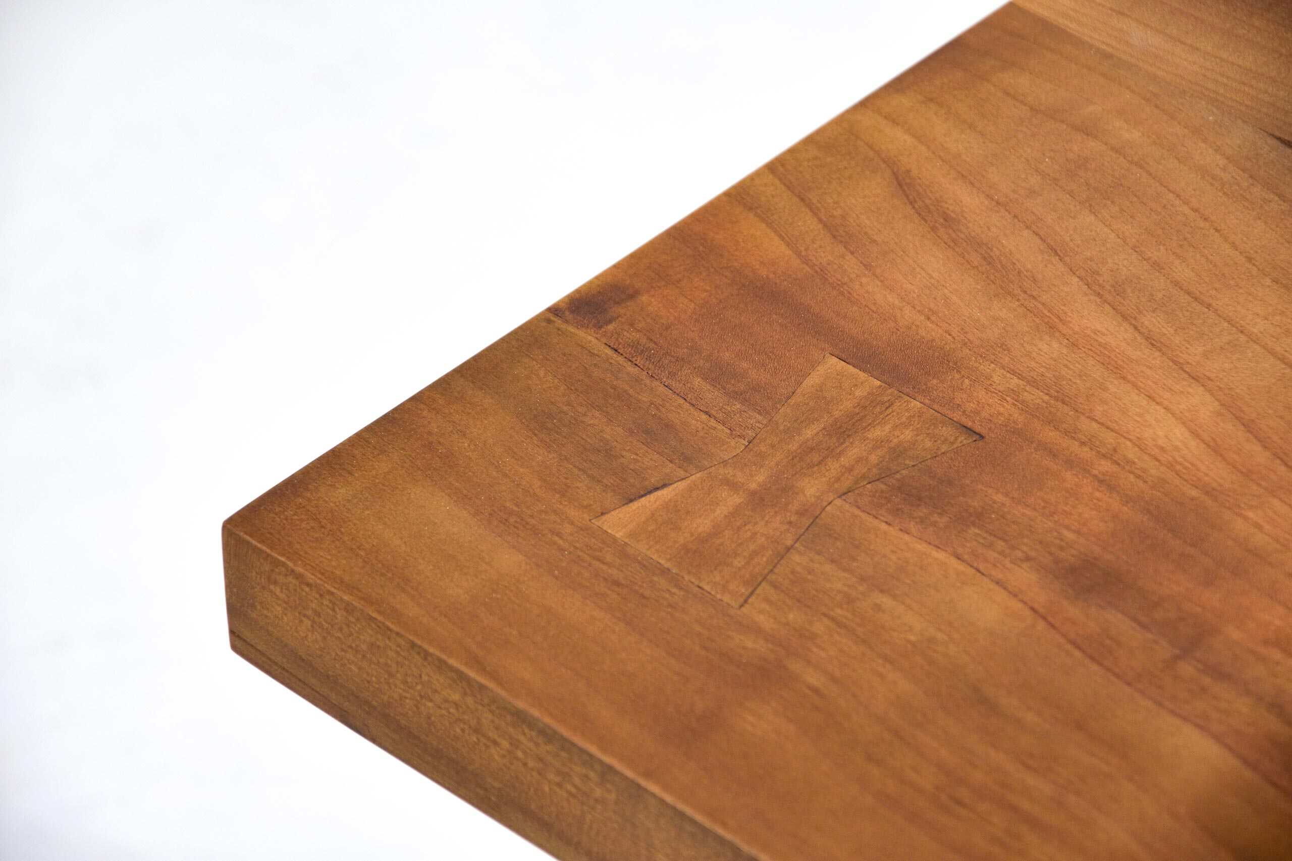 Détail d'une table en bois massif avec finition lisse et design épuré, idéale pour une décoration intérieure chaleureuse et moderne.