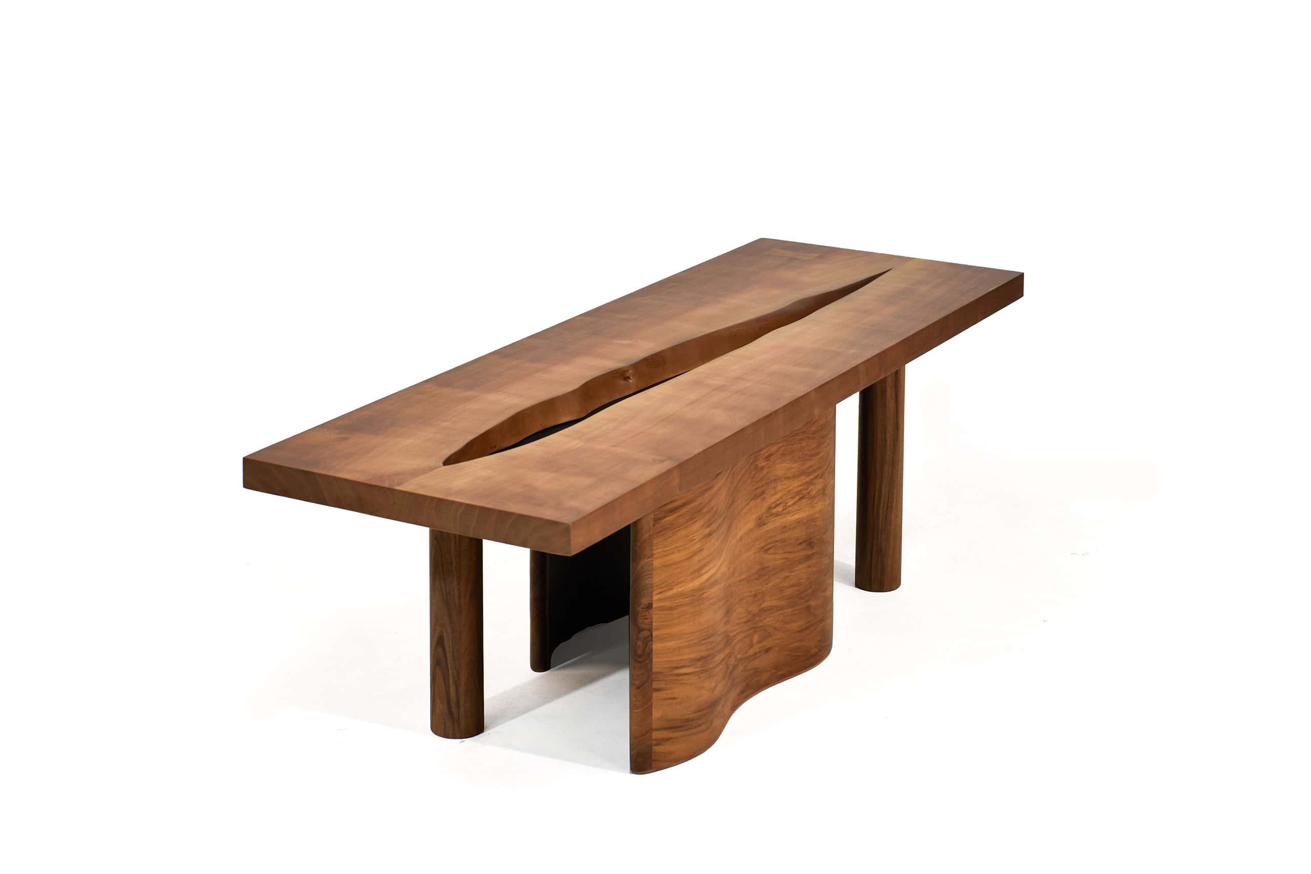 Table en bois massif sculpté à la main, design unique et artisanat de qualité, idéale pour une décoration intérieure élégante et naturelle.