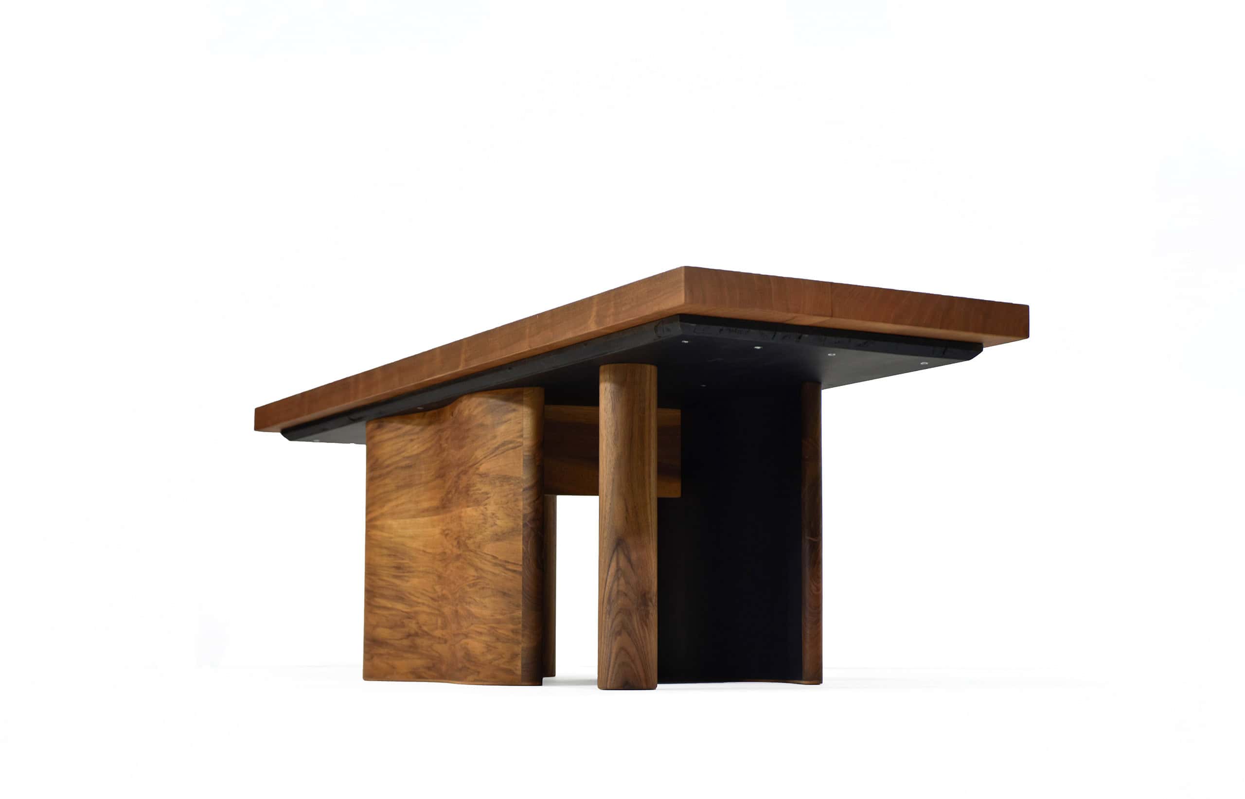Balancelle en bois naturel avec structure élégante et minimaliste.
