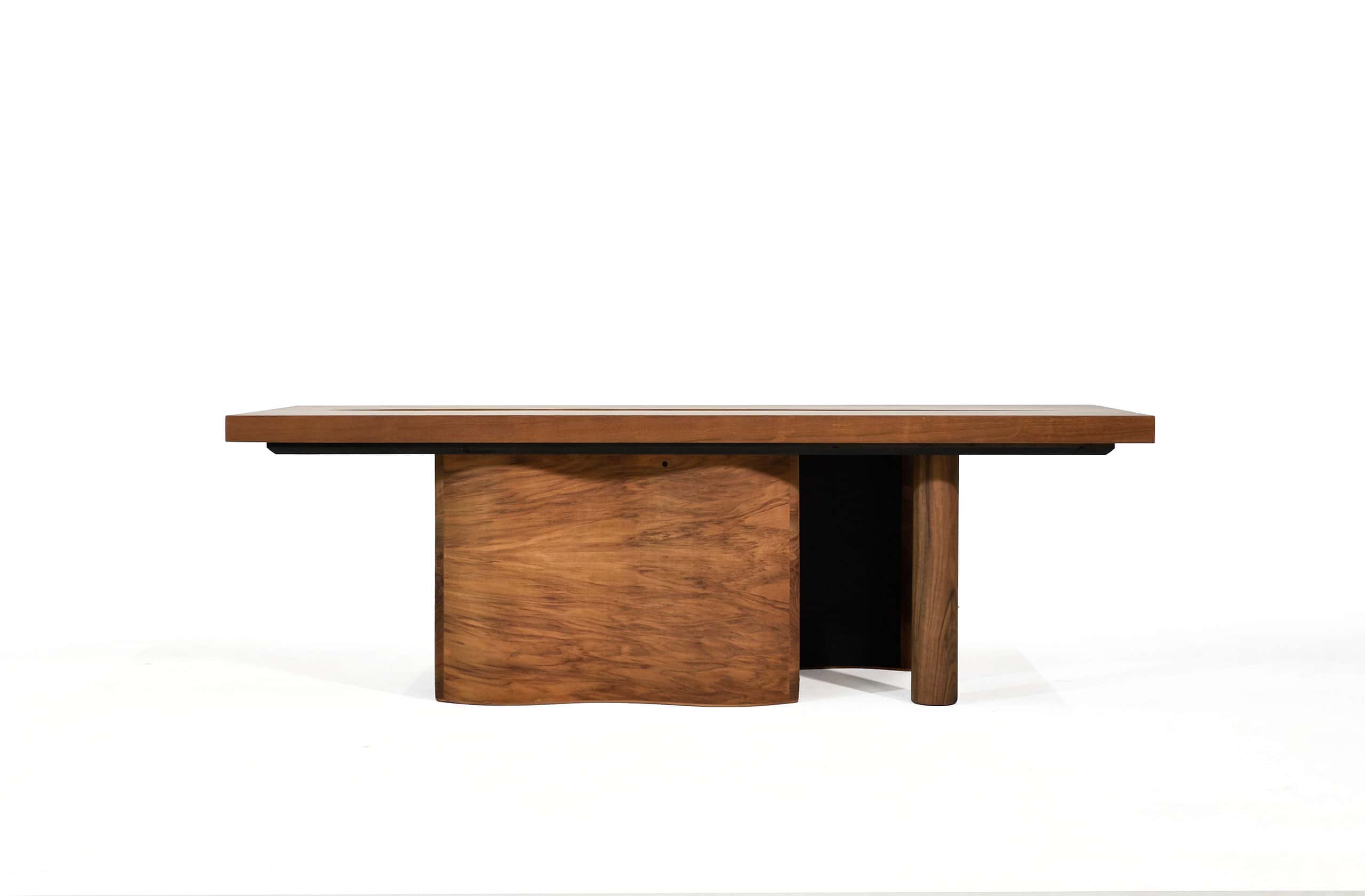 Table en bois massif avec design épuré, idéale pour salle à manger ou bureau moderne, mettant en valeur l'artisanat et la qualité du bois naturel.