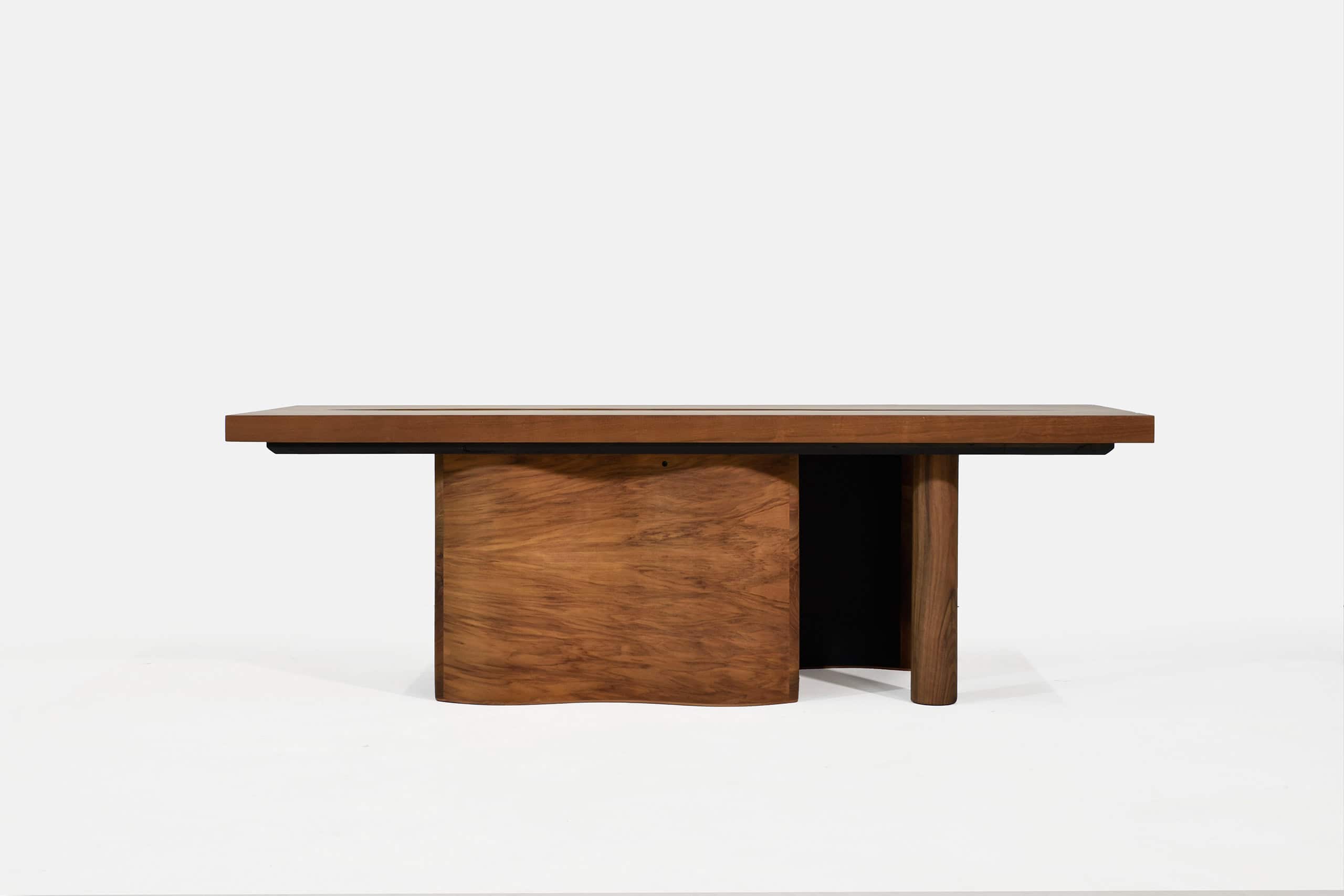 Table en bois massif avec un style minimaliste, idéale pour un intérieur moderne ou scandinave.