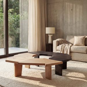 Portez une attention particulière à la décoration intérieure avec cette table basse en bois naturel et foncé, idéale pour un salon contemporain.