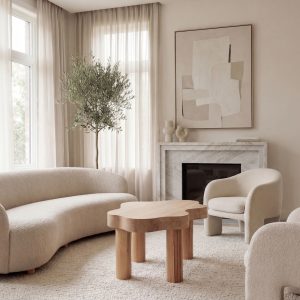 Photo d'un salon contemporain avec canapé, fauteuils et cheminée dans un intérieur lumineux et minimaliste.