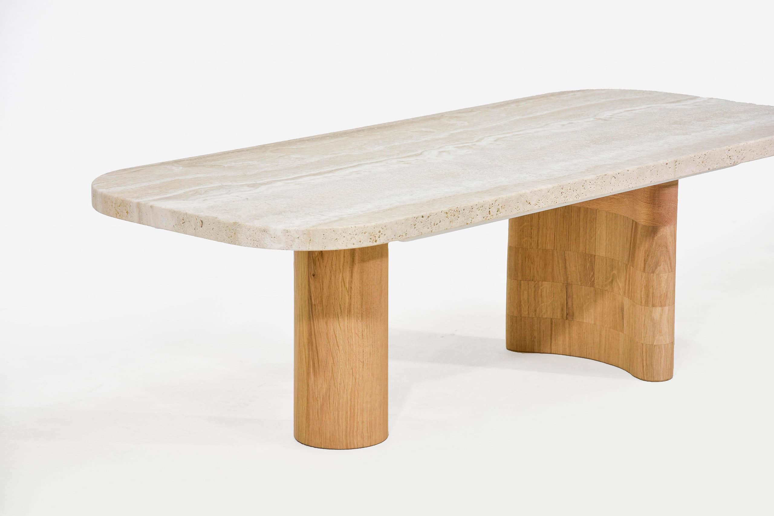 Table en pierre naturelle avec pieds en bois, design contemporain et épuré, idéale pour intérieur moderne ou salle à manger élégante.