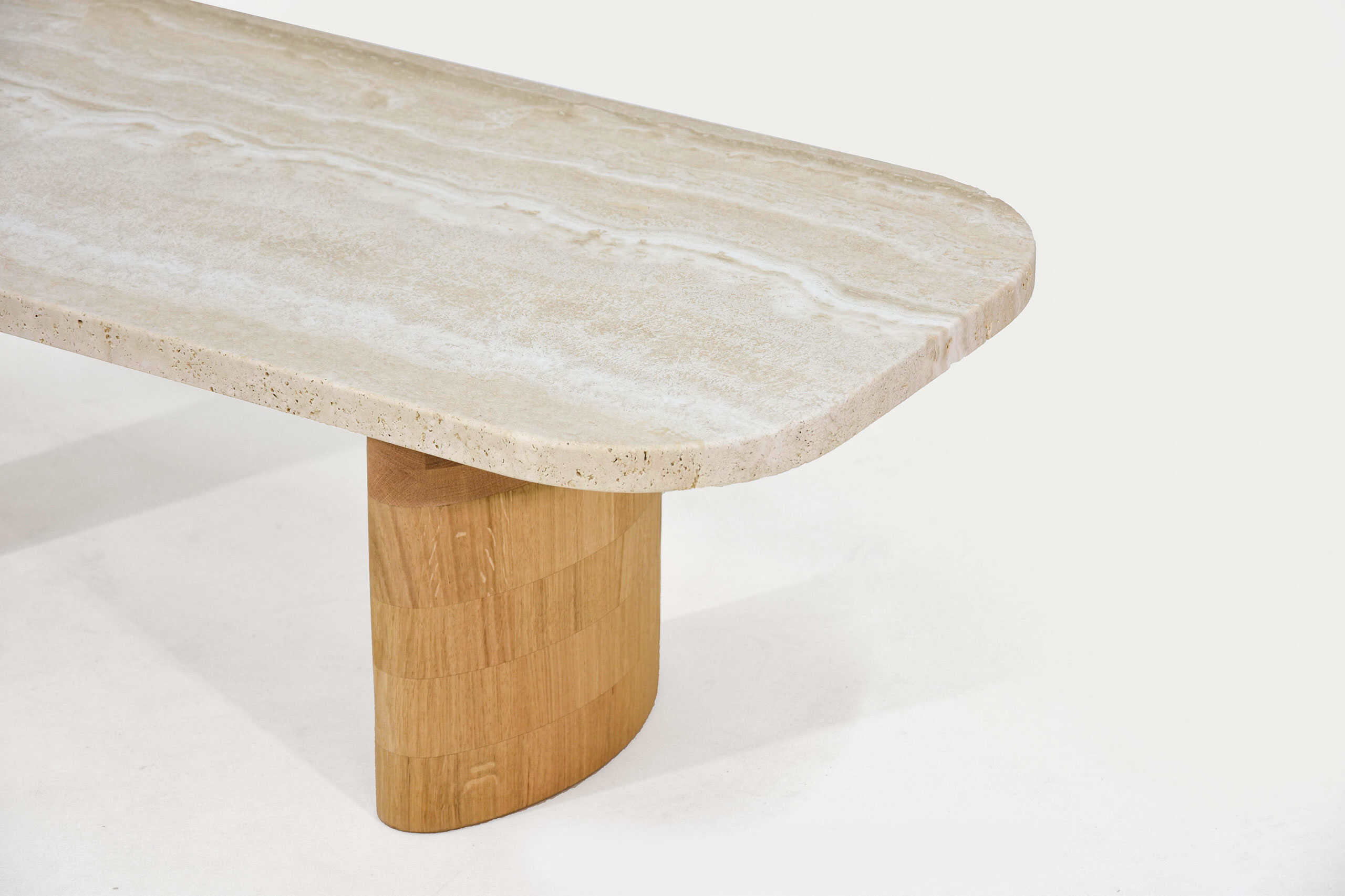 Table en pierre naturelle avec pied en bois, design épuré et moderne.