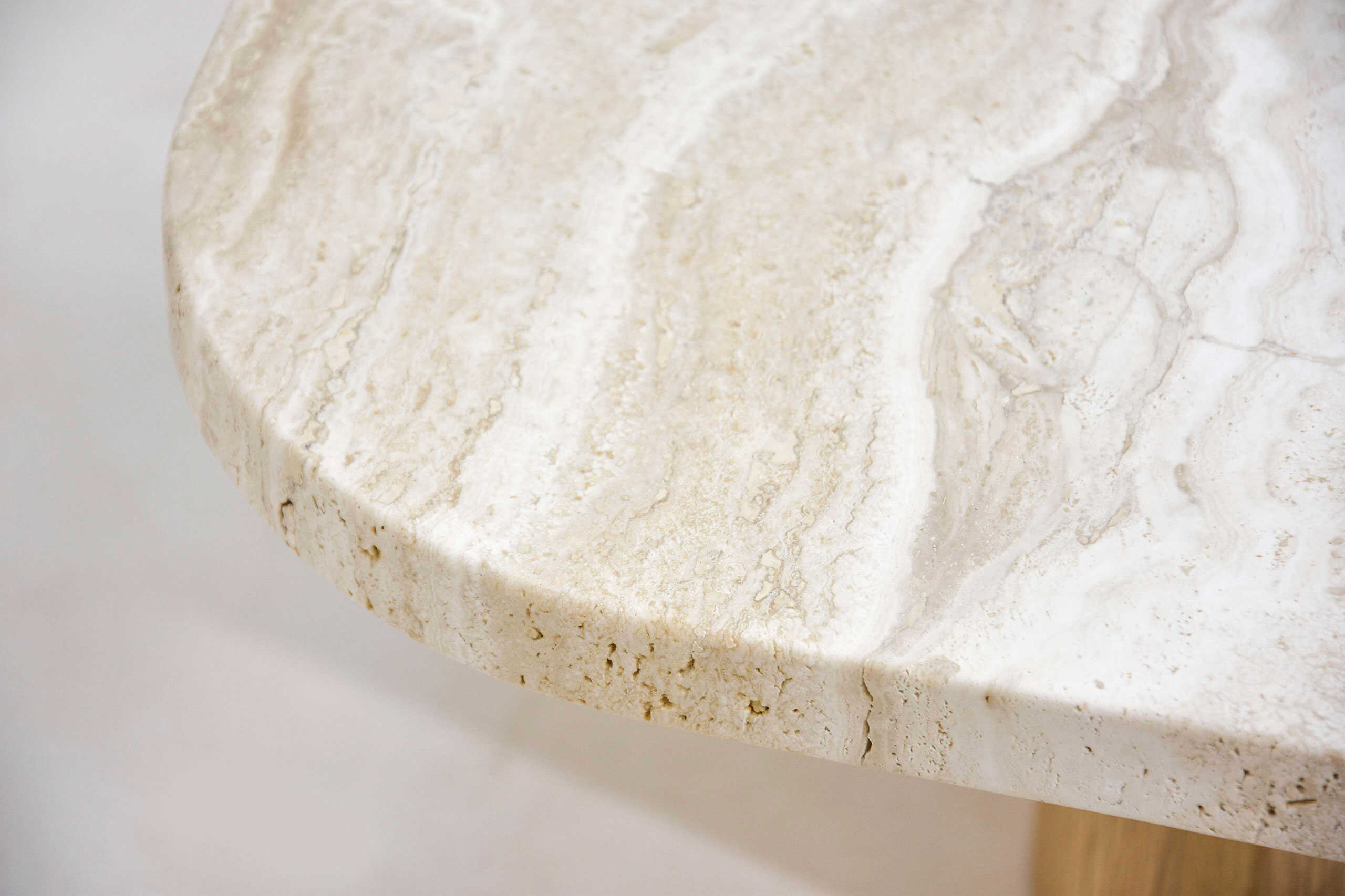 Table en pierre naturelle beige avec finition lisse, idéale pour une décoration intérieure sophistiquée.