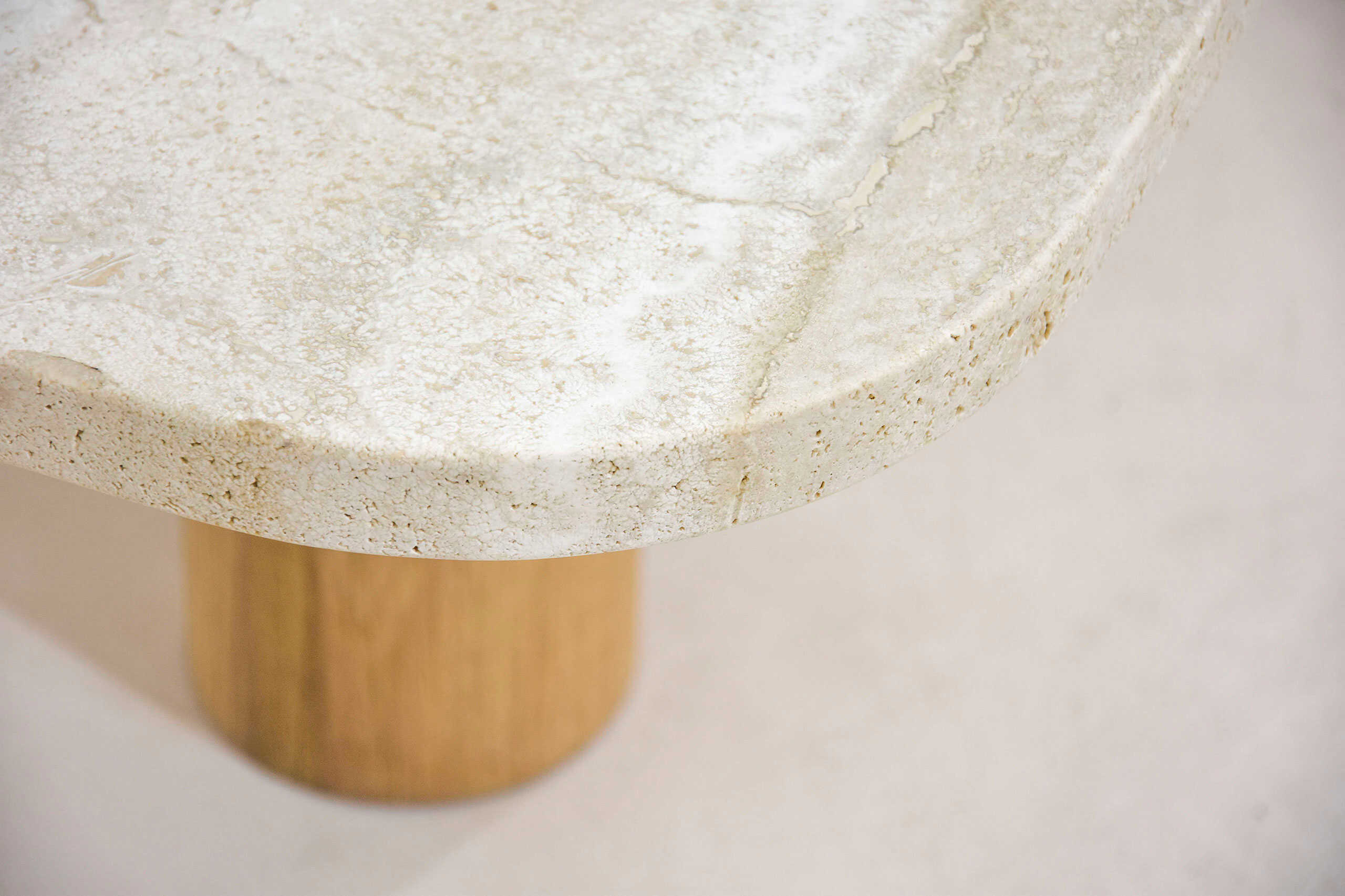 Table en pierre naturelle avec finition brute, idéale pour décoration intérieure ou extérieure, mettant en valeur la texture et la robustesse du matériau.