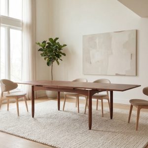 Table à rallonge en teck vintage, idéale pour accueillir famille et amis dans un cadre chaleureux.