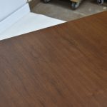 Table à rallonge en teck vintage, idéale pour salle à manger conviviale.