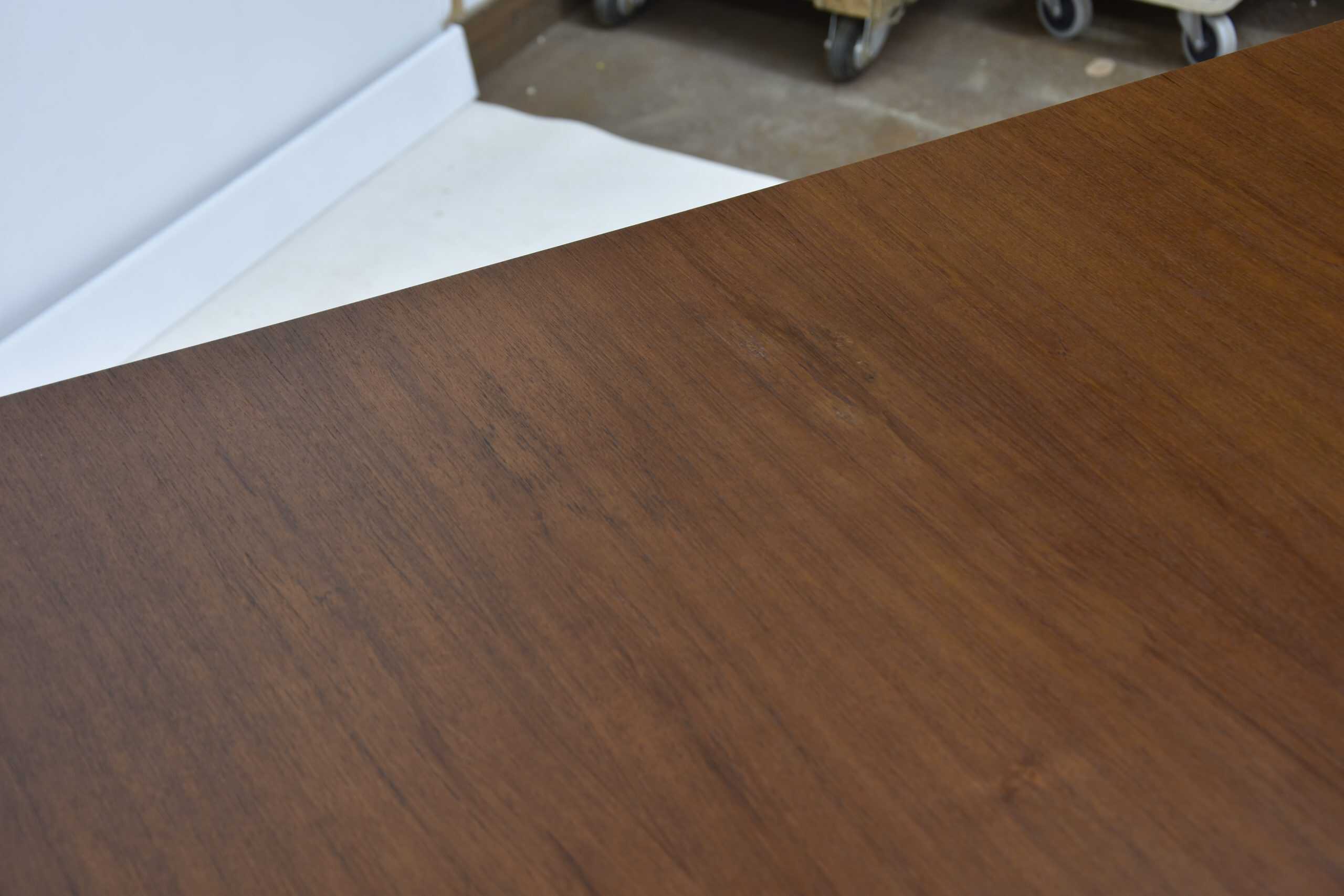 Table à rallonge en teck vintage, idéale pour salle à manger conviviale.