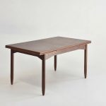 Table à rallonge vintage en teck, meuble élégant et fonctionnel, parfait pour accueillir famille et amis lors de repas conviviaux. Design intemporel et matériaux de qualité.