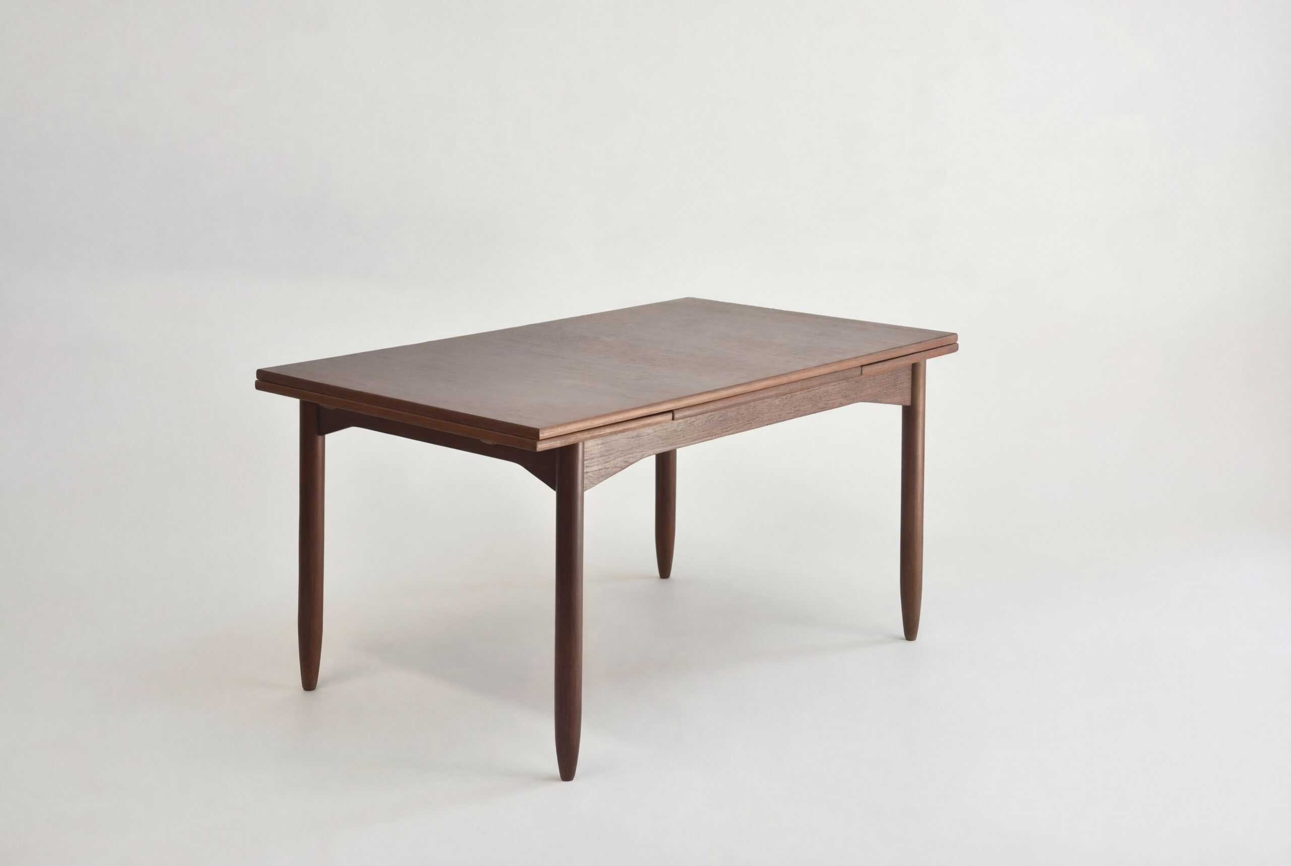 Table à rallonge vintage en teck, meuble élégant et fonctionnel, parfait pour accueillir famille et amis lors de repas conviviaux. Design intemporel et matériaux de qualité.