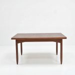 Table à rallonge en teck vintage, idéale pour une salle à manger, avec extension pratique pour accueillir plus de convives. Design intemporel et matériaux de qualité.
