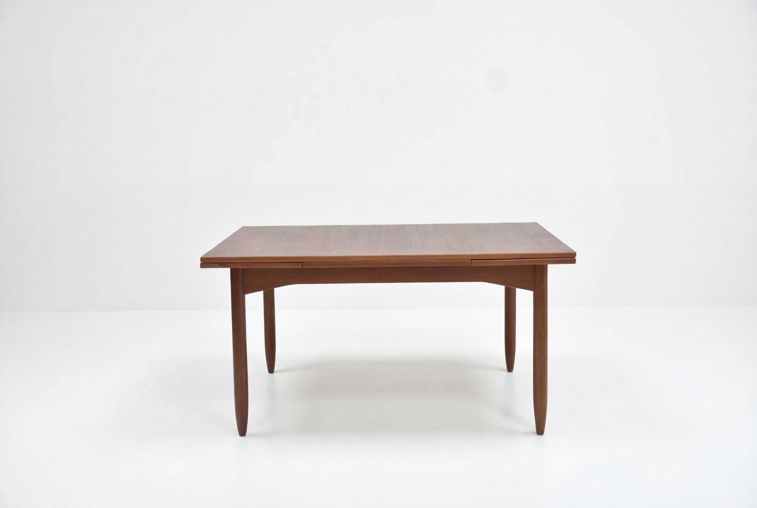 Table à rallonge en teck vintage, idéale pour une salle à manger, avec extension pratique pour accueillir plus de convives. Design intemporel et matériaux de qualité.