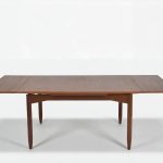 Table à rallonge en teck vintage, idéale pour salle à manger, avec extension pour accueillir plus de convives. Design élégant et matériaux durables, parfait pour un intérieur contemporain ou rétro.