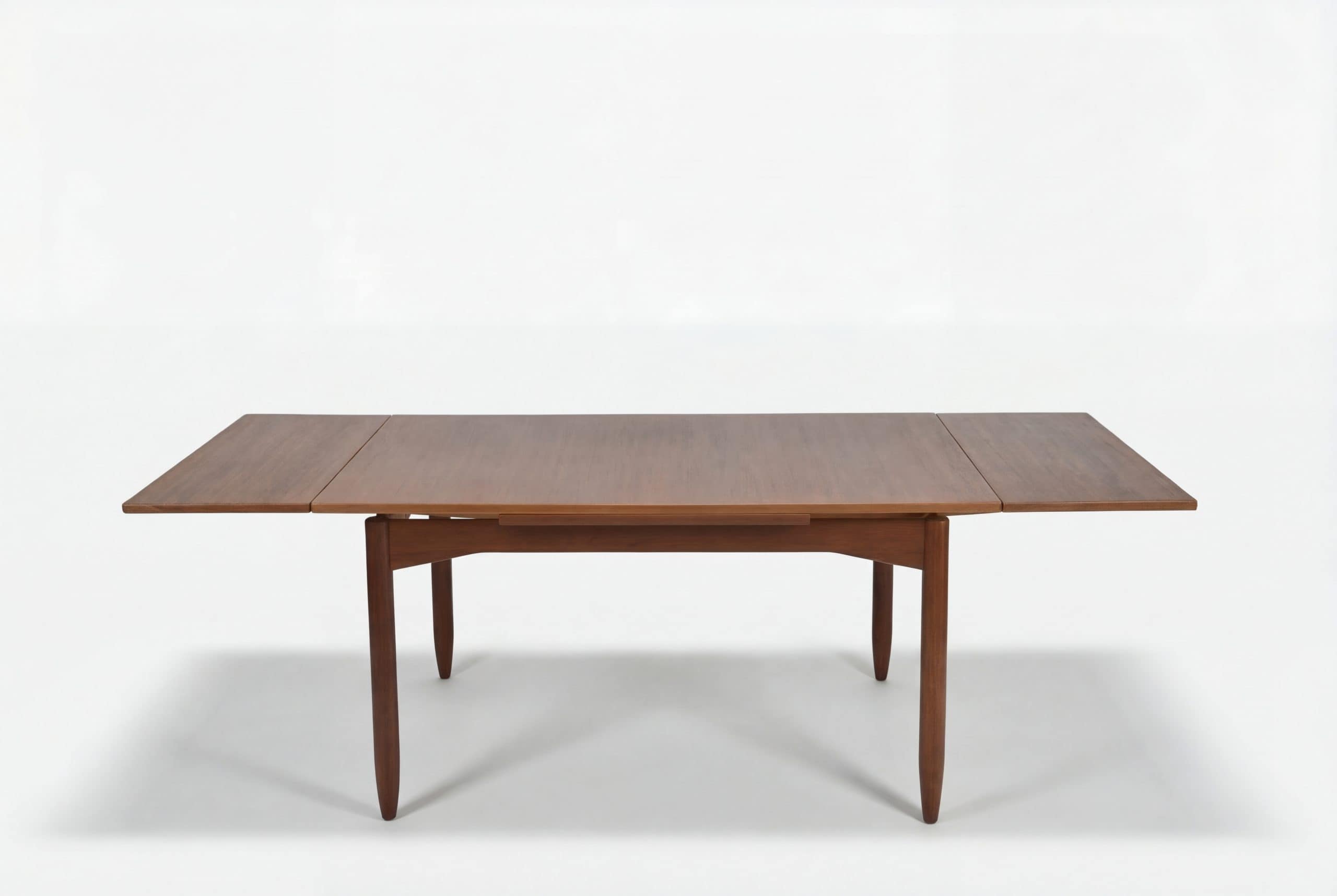 Table à rallonge en teck vintage, idéale pour salle à manger, avec extension pour accueillir plus de convives. Design élégant et matériaux durables, parfait pour un intérieur contemporain ou rétro.