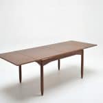 Table à rallonge en teck vintage, idéale pour accueillir famille et amis lors de repas conviviaux.