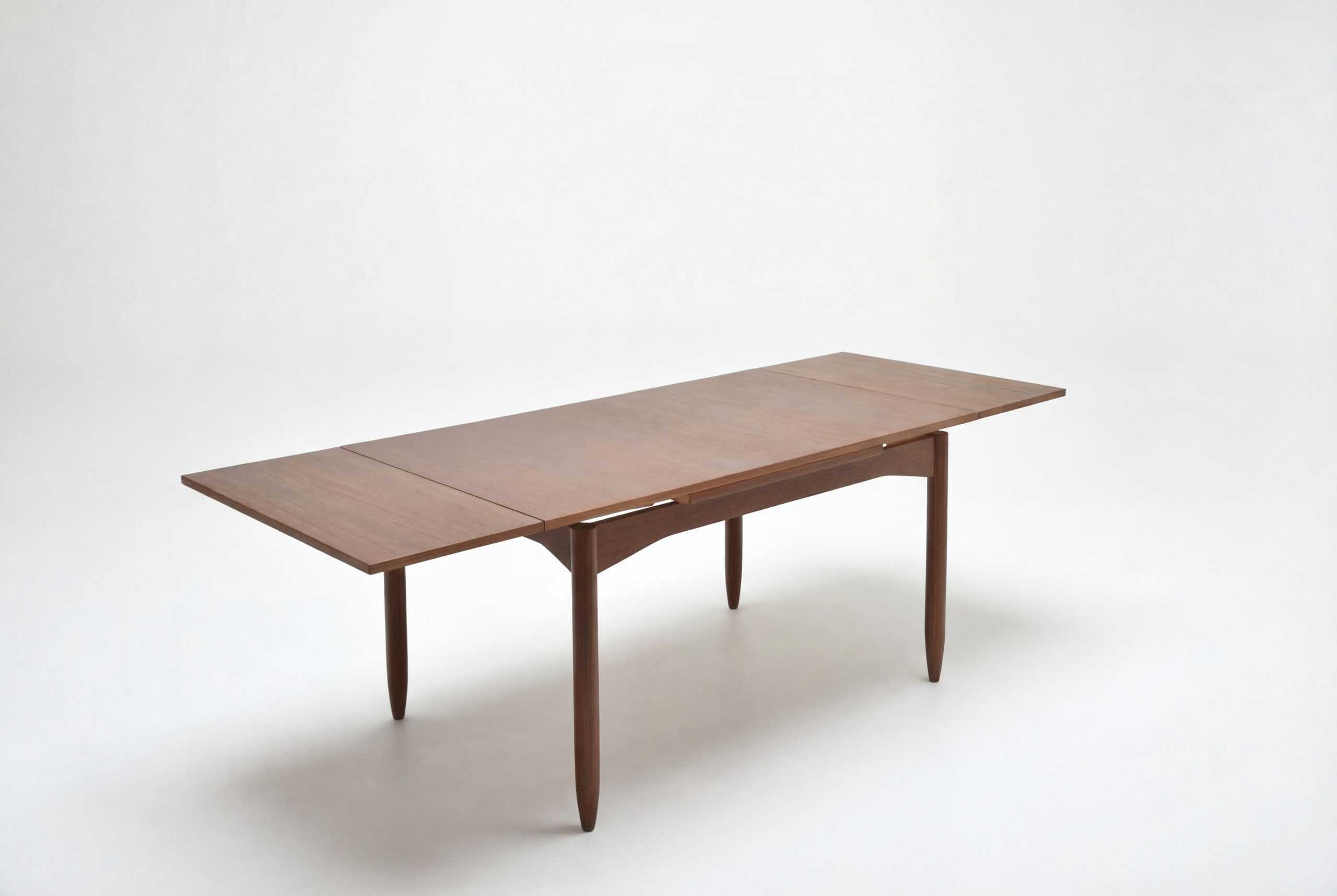 Table à rallonge en teck vintage, idéale pour accueillir famille et amis lors de repas conviviaux.