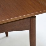 Table à rallonge en teck vintage, idéale pour salle à manger élégante et fonctionnelle. Design scandinave avec finition naturelle, parfaite pour accueillir famille et amis.